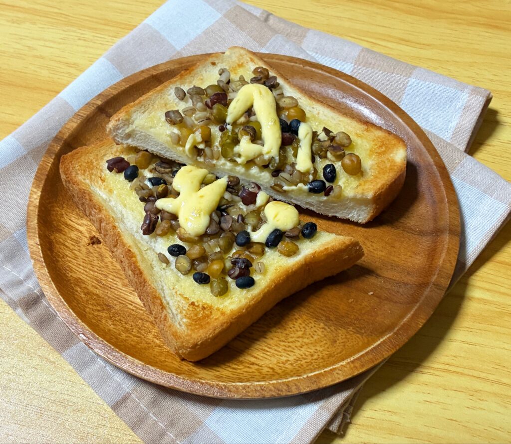 ミックスビーンズのマヨトーストの完成写真