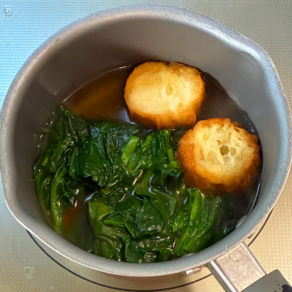 ほうれん草と油麩の煮浸しの調理途中の画像