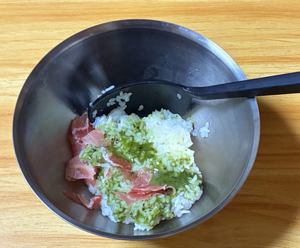 材料を全て入れて混ぜるところ