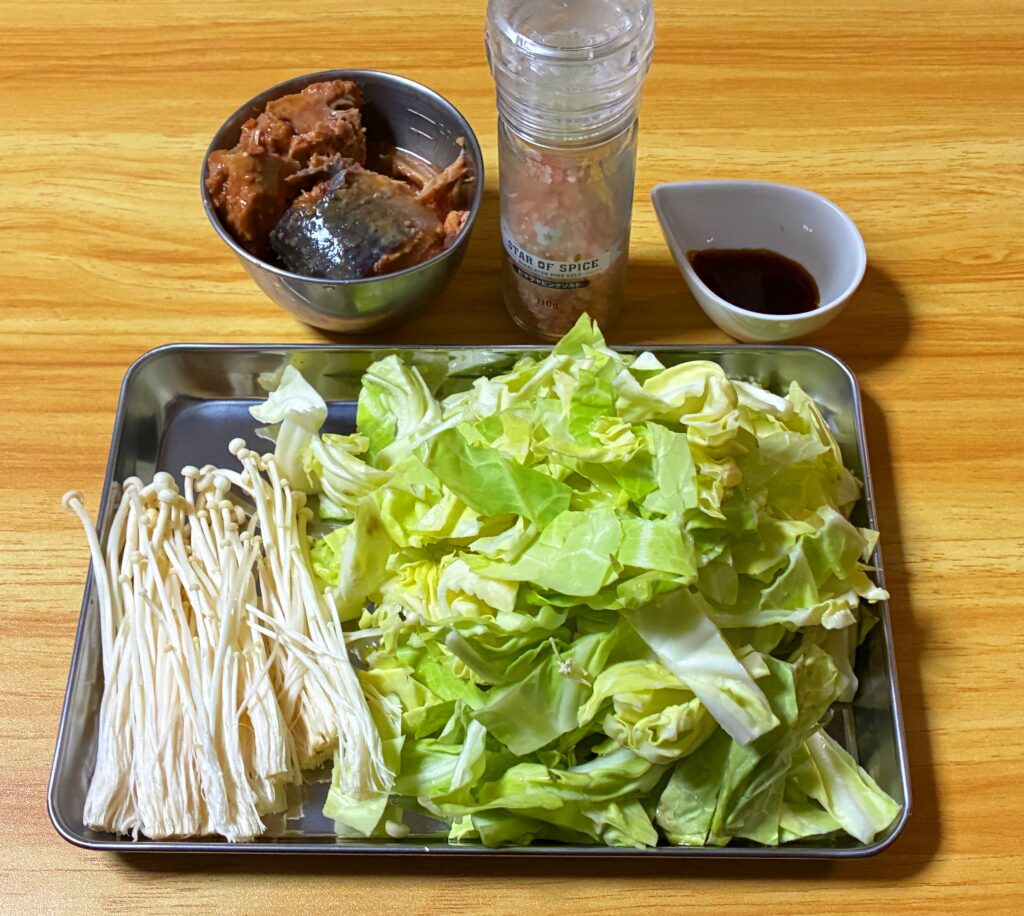サバ缶とキャベツの旨蒸しの材料の画像