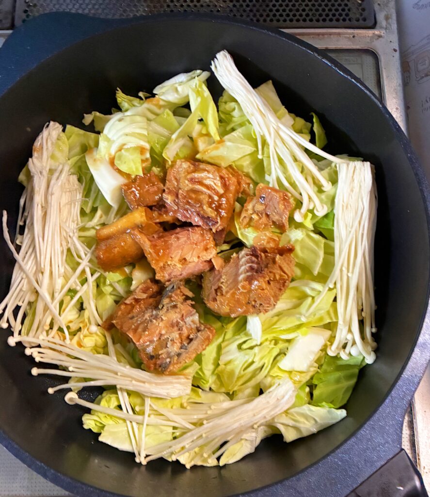 サバ缶で作っキャベツの旨蒸しの調理途中の写真