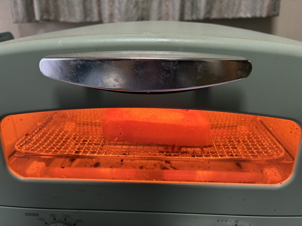 アラジングラファイトトースターでトーストを焼いている最中