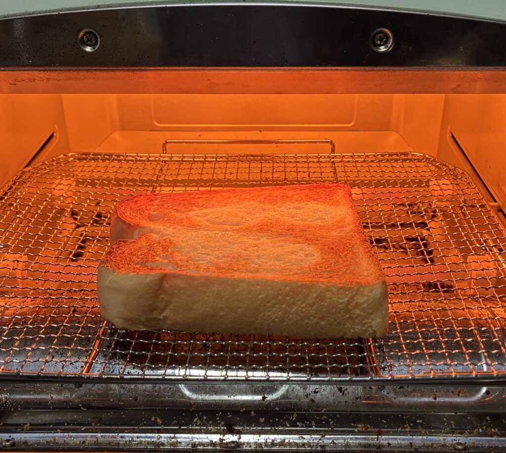 トースターで焼き上がったトーストの完成品