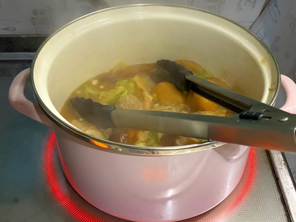 ル・クルーゼの鍋で、煮込み料理を作っている途中の画像