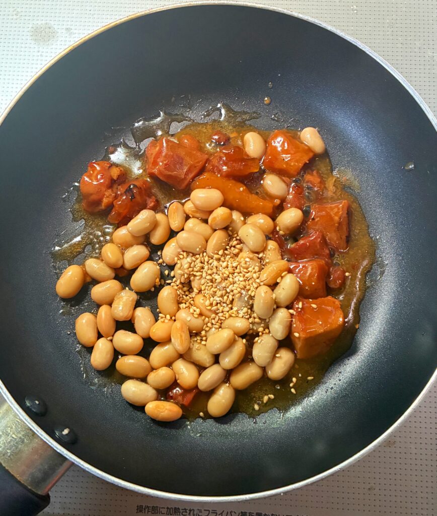焼き鳥と大豆のごま炒めの調理途中の画像