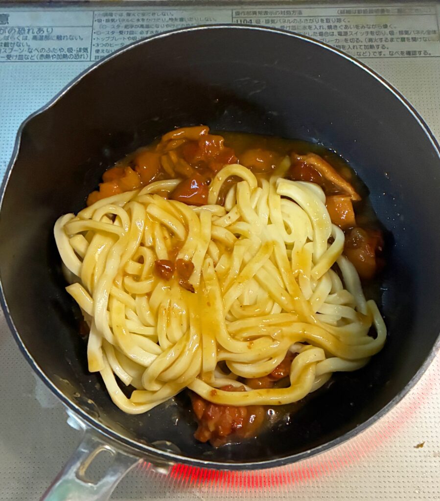 親子焼きうどんの調理途中の画像