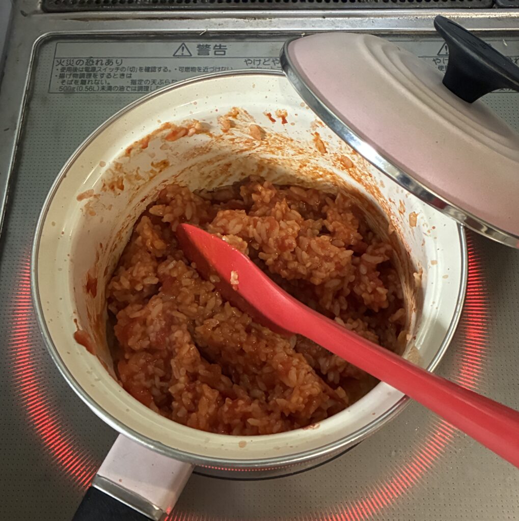 ソースパンでトマトリゾット風を作っている途中の画像