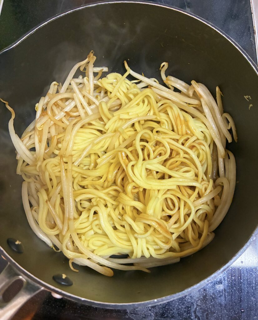 味噌ラーメン風焼きそばの調理途中の画像