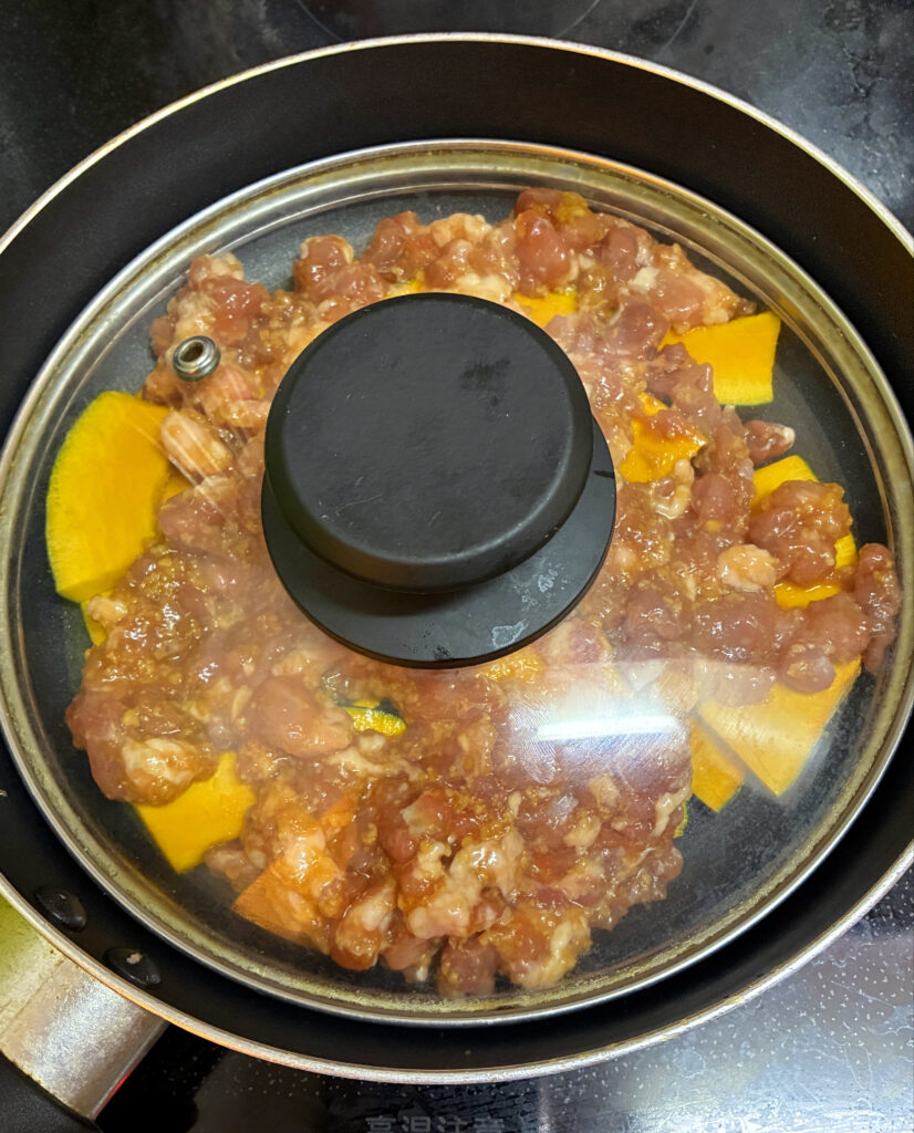 カボチャと豚ひき肉のかんたん蒸し焼きの調理途中の画像