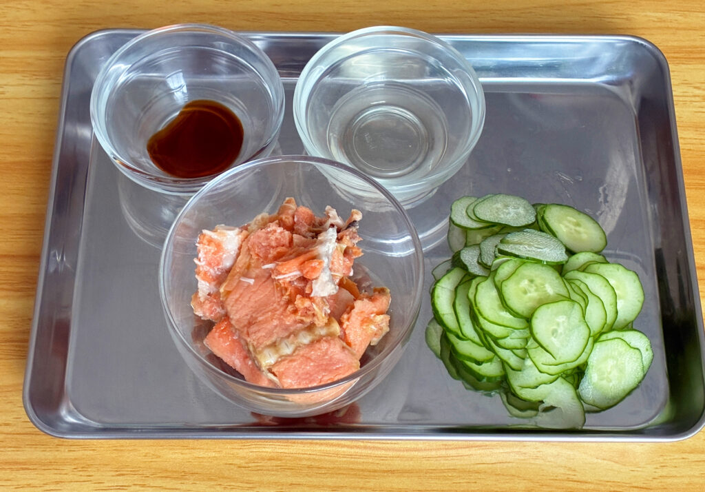 鮭缶ときゅうりの甘酢あえの材料の画像