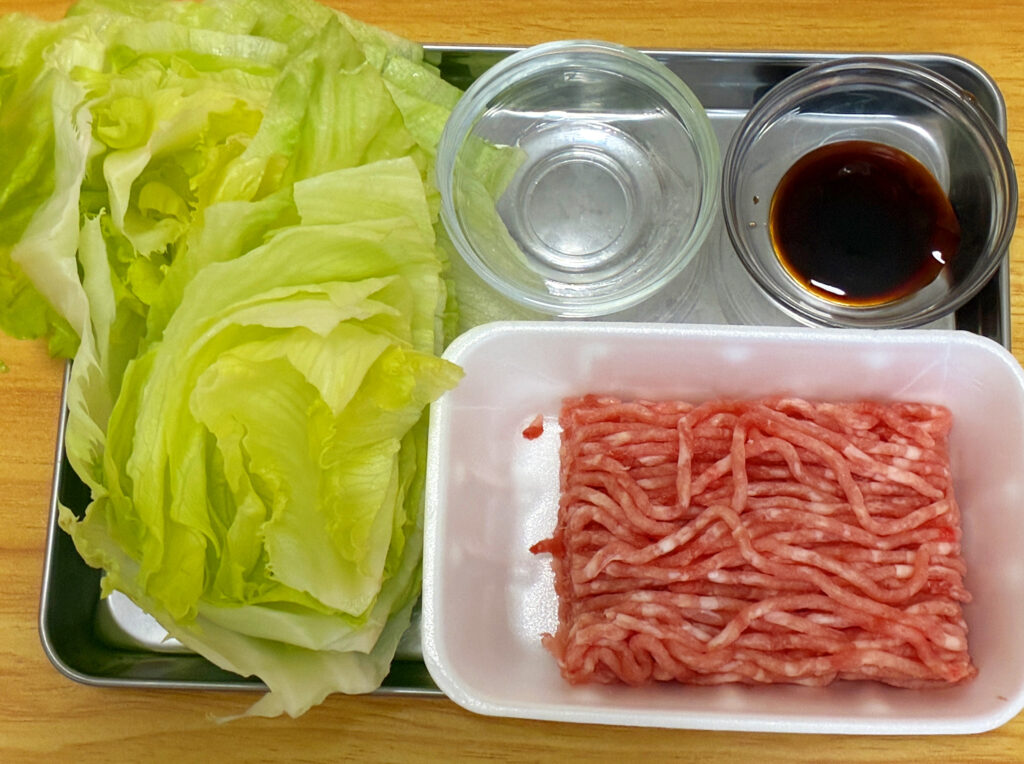 レタスとひき肉のオイスター炒めの材料の画像
