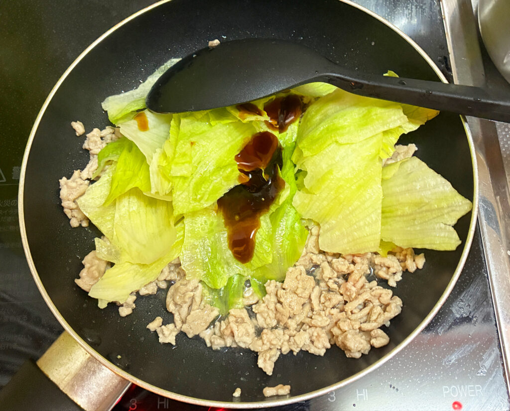 レタスとひき肉のオイスター炒めの調理途中の画像