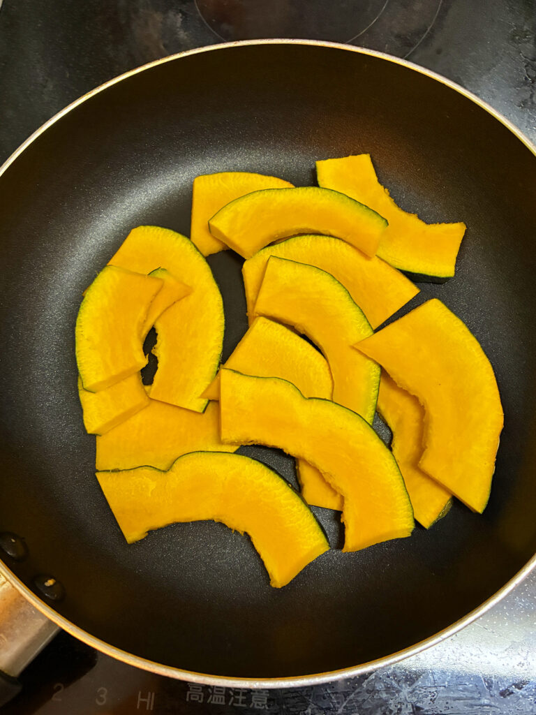 フライパンにカボチャを並べた画像
