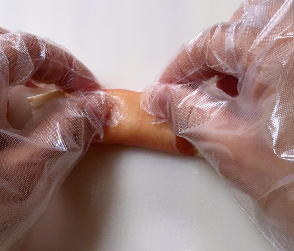 生ハムの豆腐巻きオリーブオイルかけの調理途中の画像