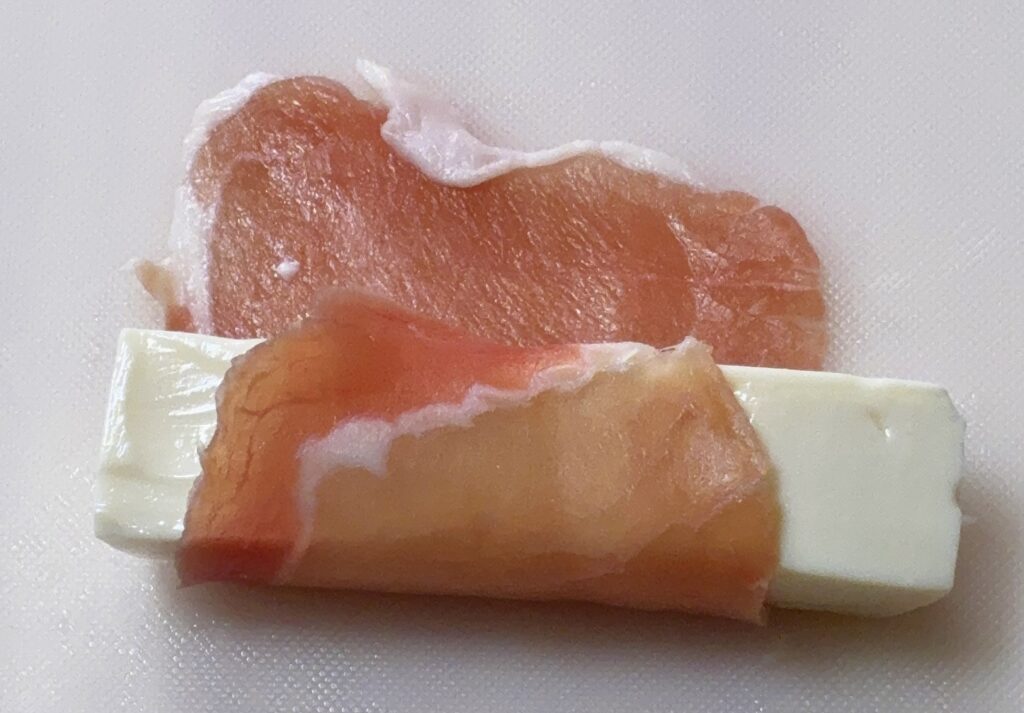 生ハムの豆腐巻きオリーブオイルかけの調理途中の画像