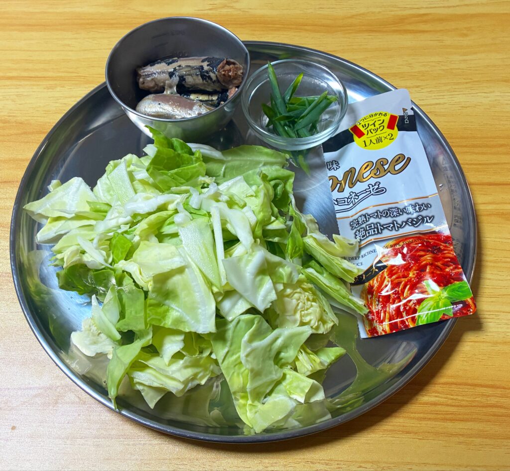 イワシとキャベツのトマトバジル炒めの材料の画像
