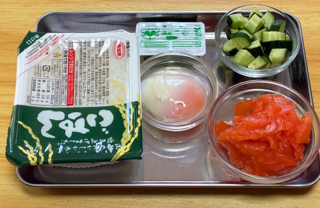 サーモンときゅうりの温玉丼の材料の画像