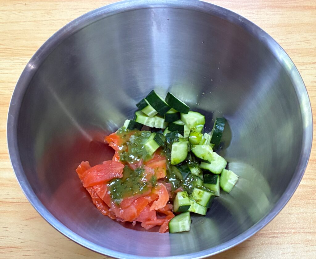 サーモンときゅうりの温玉丼の調理途中の画像