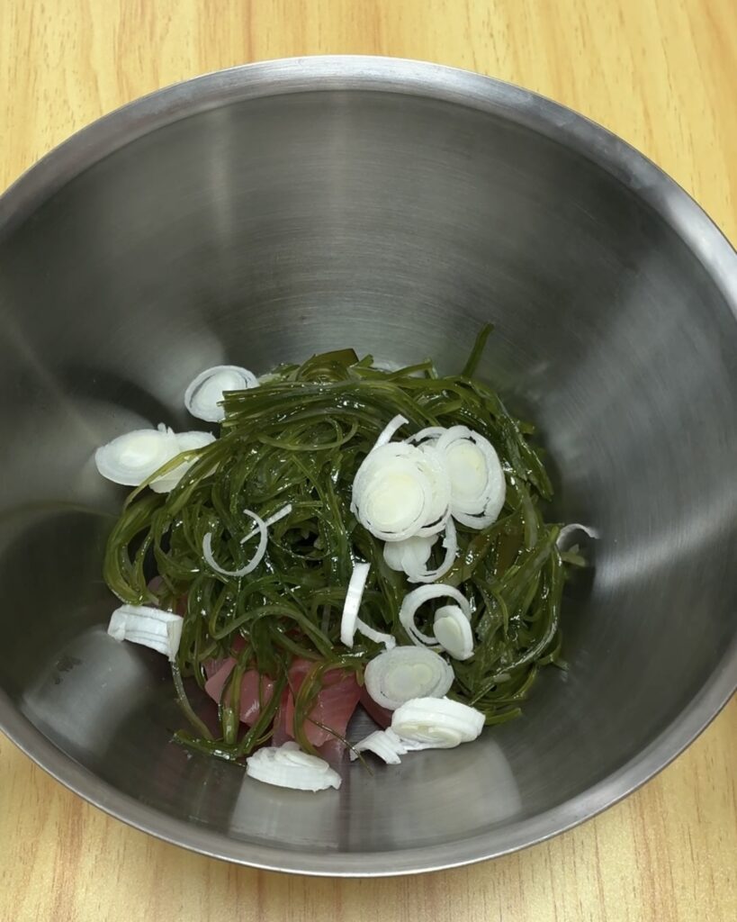 マグロと昆布の旨み和えの調理途中の画像
