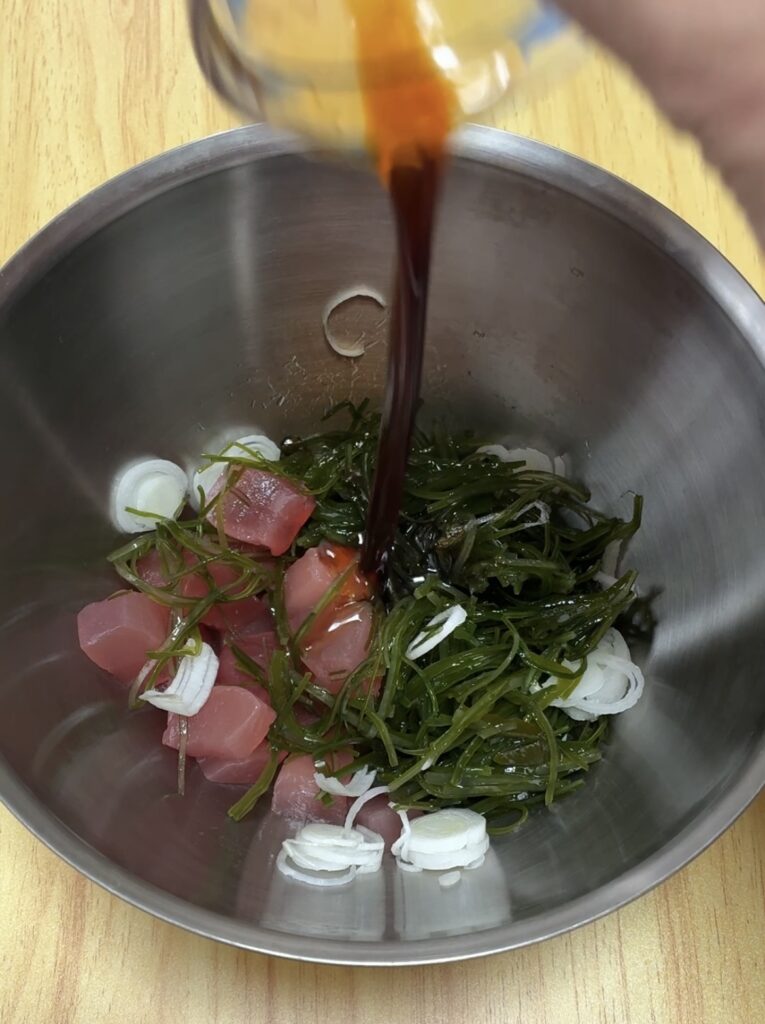 マグロと昆布の旨み和えの調理途中の画像