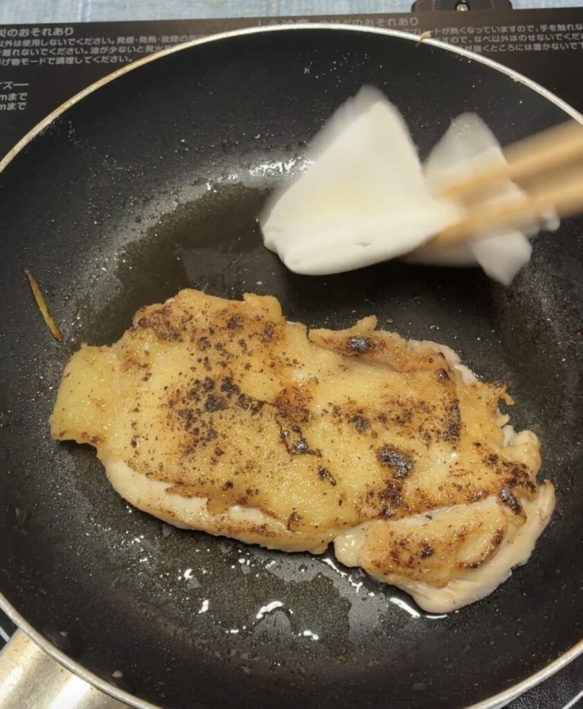 鶏肉のめんつゆ焼きの調理途中の画像