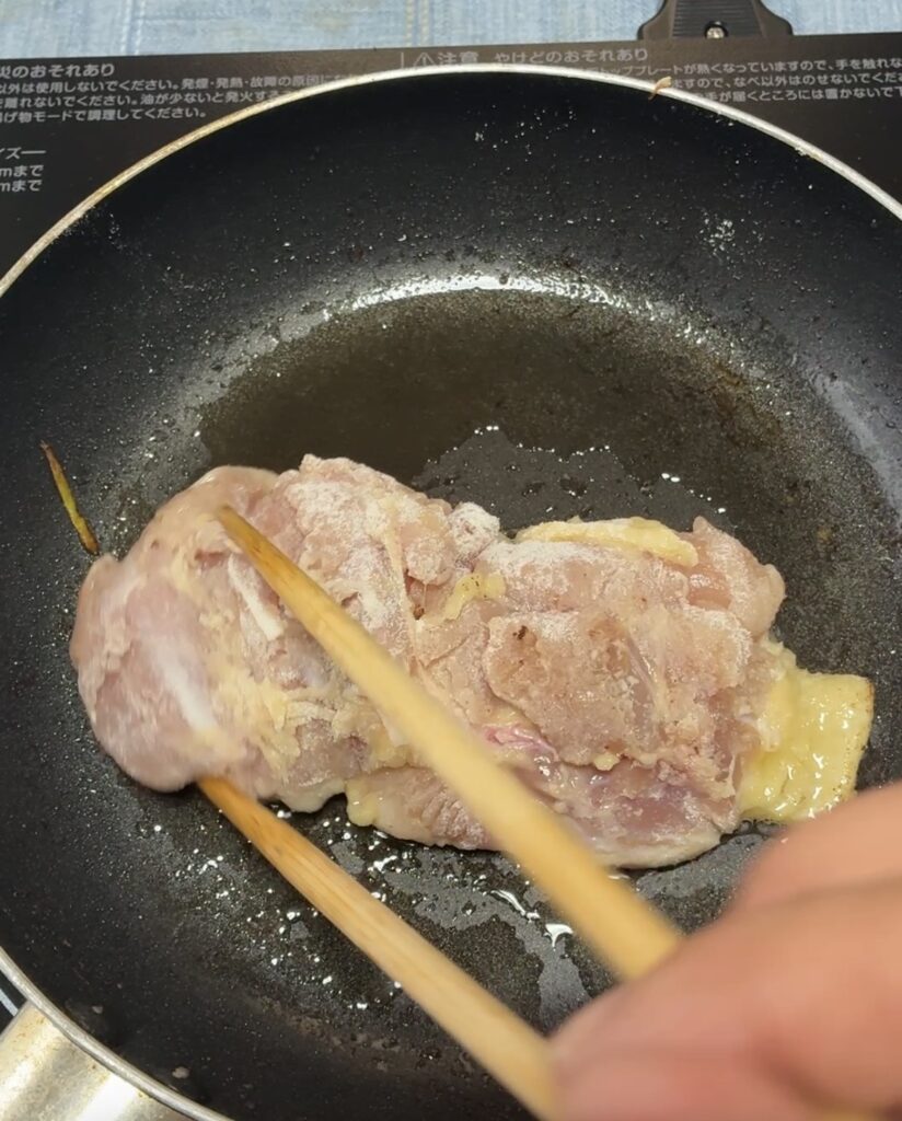 鶏肉のめんつゆ焼きの調理途中の画像