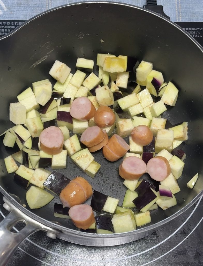 野菜たっぷりカレーピラフの調理途中の画像