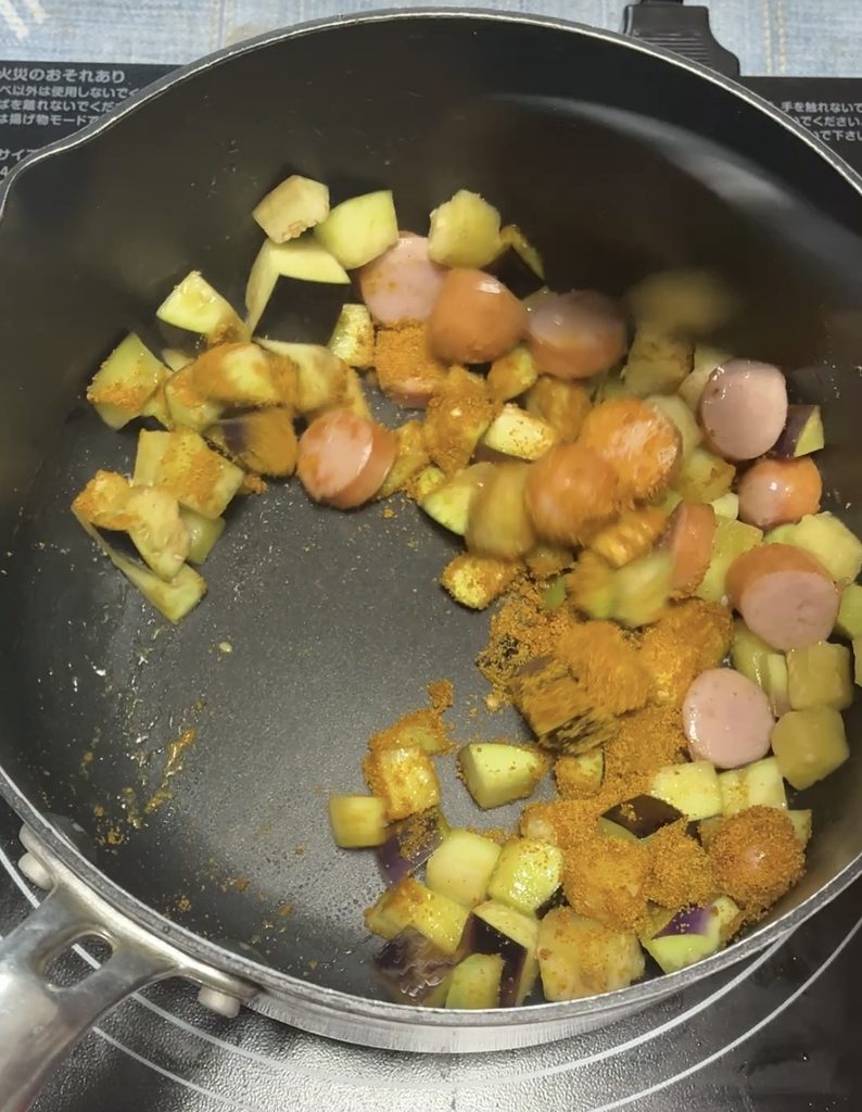 野菜たっぷりカレーピラフの調理途中の画像